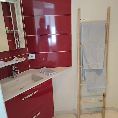 Charmant 2 Pieces A 2etoiles * Ομπενά